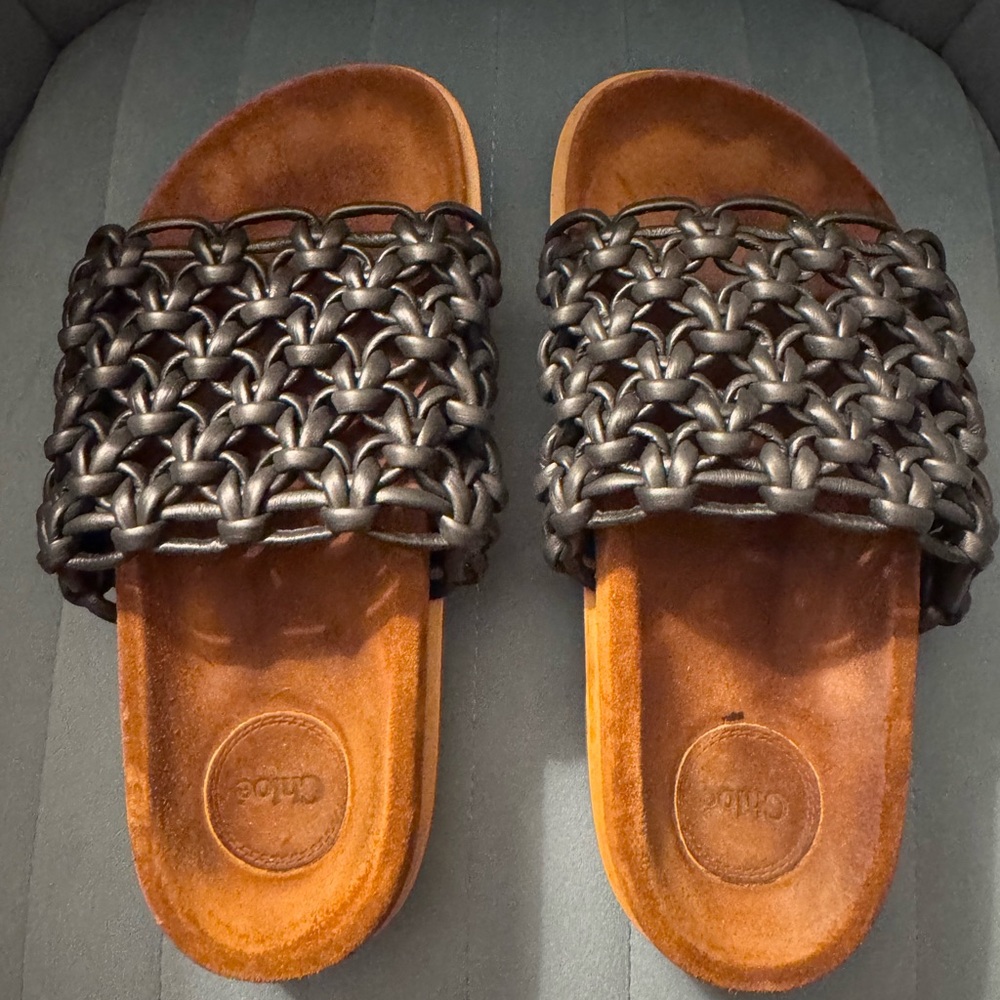 CHLOÉ
Suede-trimmed braided leather slides. shoebox / dustbag